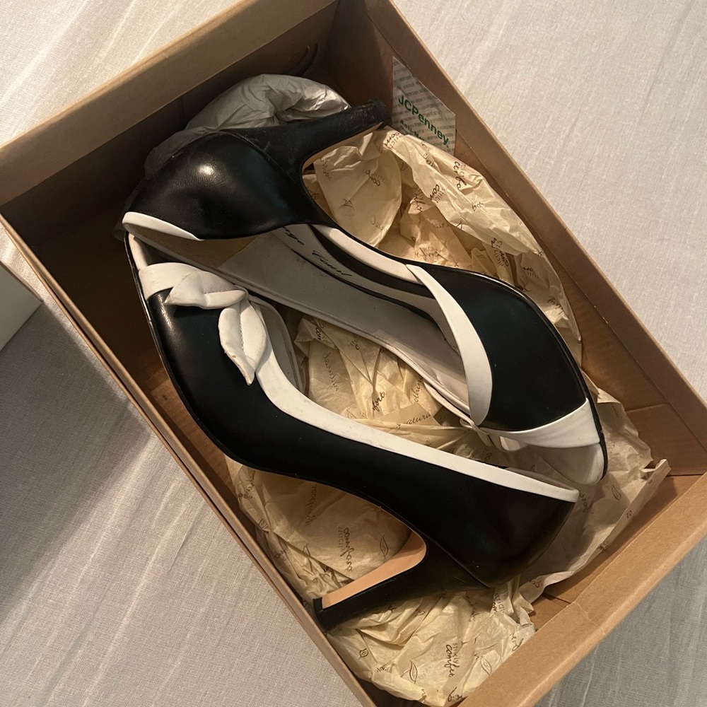 Vintage Carriage Court Maria Black and White High Heels - Picture 6 of 13